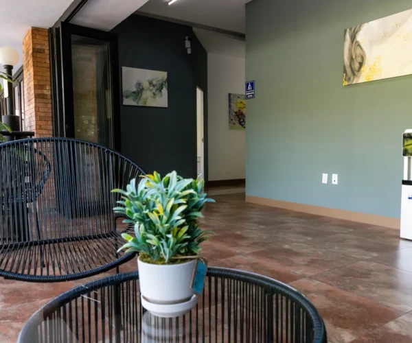 Estancia con sillones en Gomac Col. Americana, oficinas en renta en Guadalajara