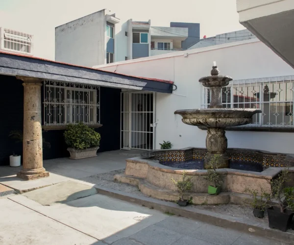 Patio con fuente en Gomac Expo Guadalajara, oficinas en renta en Guadalajara