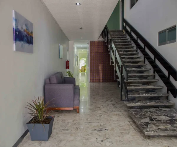 Pasillo y escaleras en Gomac Glorieta la Estampida, oficinas en renta en Guadalajara