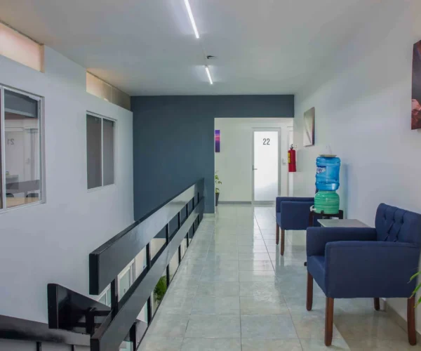 Sala de espera en Gomac Glorieta la Estampida, oficinas en renta en Guadalajara