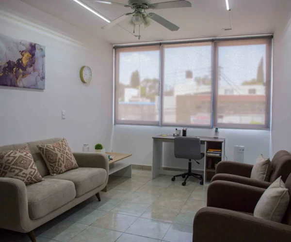 Consultorio con sala en Gomac Glorieta la Estampida, oficinas en renta en Guadalajara