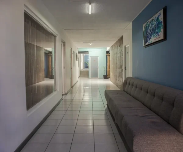 Pasillo y sala de espera en Gomac Ladrón de Guevara, oficinas en renta en Guadalajara