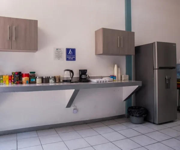 Cocineta en Gomac Minerva, oficinas en renta en Guadalajara