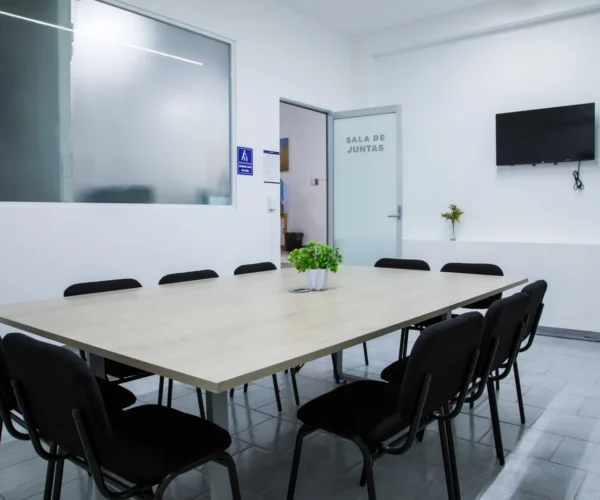 Sala de juntas con pantalla en Gomac Plaza del Sol, oficinas en renta en Guadalajara